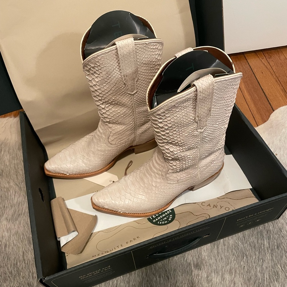 Savannah Bone Tecovas Boots - size 9.5 barely worn!!
